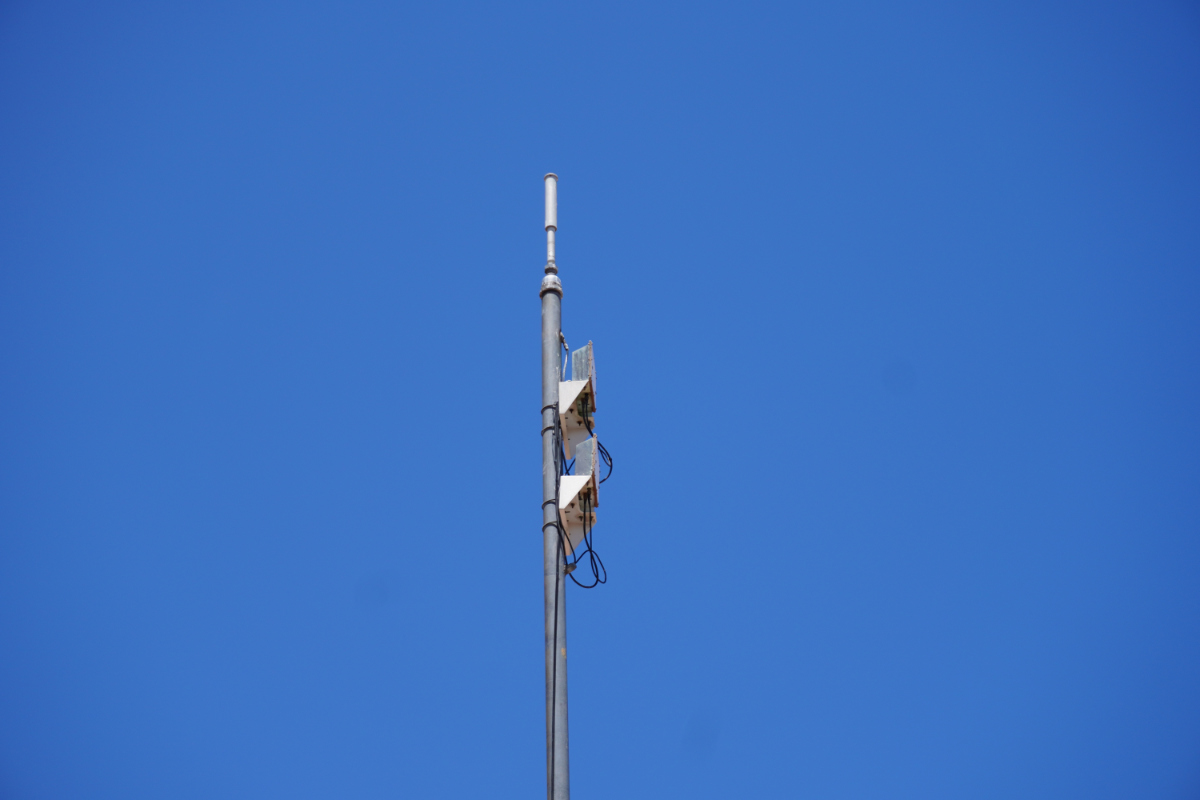 Monitor antennas